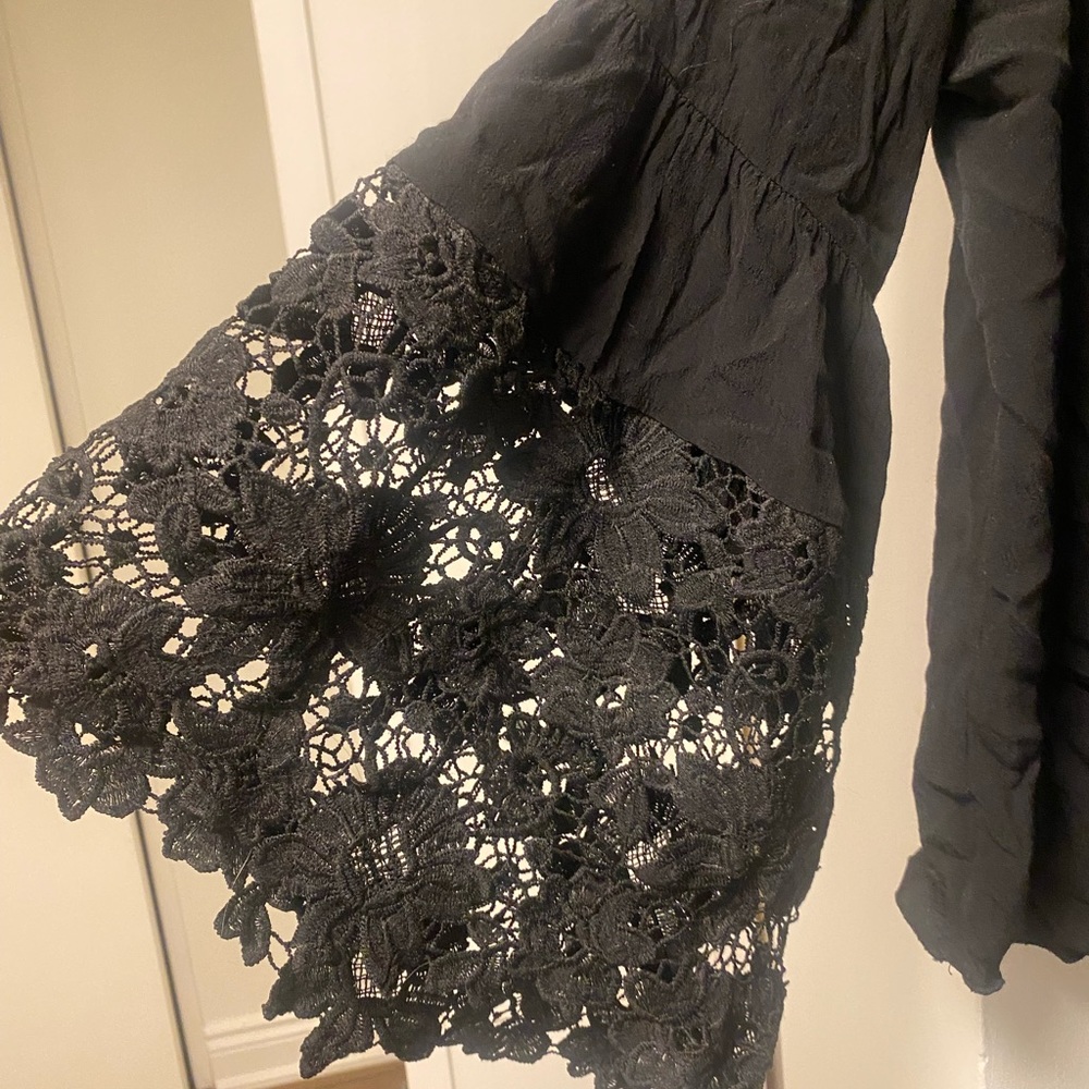 Off the shoulder blouse with lace sleeve. One Size. Loose fit